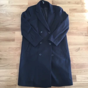  - Snygg svart kappa från & other stories, använd endast en gång :) i superfint skick, tidlös kappa! Passa på att fynda!😀😀❤️❤️✨✨👯

Eventuell frakt betalas av köparen❣😙