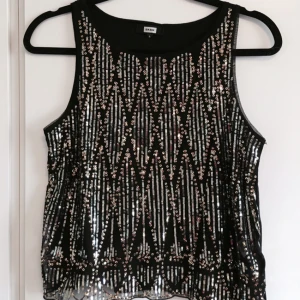  - Glittrig topp från BIKBOK i storlek S