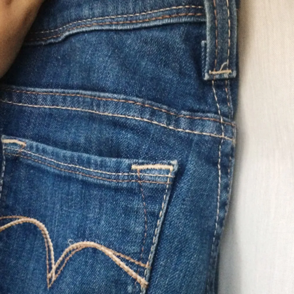 LEVI'S - JEANS

Världens snyggaste jeans!
Nypris: ca. 1000kr

Model & fit: Slim fit, demi curve, låg midja, något stretchiga, smala benslut. 

Design: Blå tvätt, sömmarna är kalla i tonen (SKITSNYGGT). Femficksmodell, knapp och dragkedja.. Jeans & Byxor.