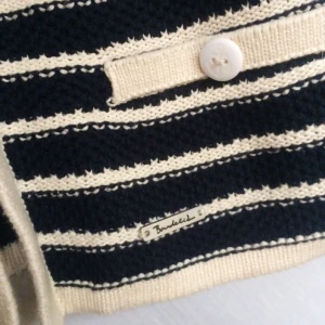  - BONDELID - MARIN STIL

En enkel men stilfull kofta som kan ge en simpel outfit det där lilla extra!

Marinblå och krämvit, knäpps med en knapp. Plagget har inte använts särskilt många gånger och är i gott skick.