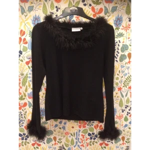  - Svart tröja med luddig krage och ärmkant. Very 90s. Från HM, märkt storlek L, 90% akryl-material