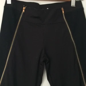  - Tights med dragkedjor.