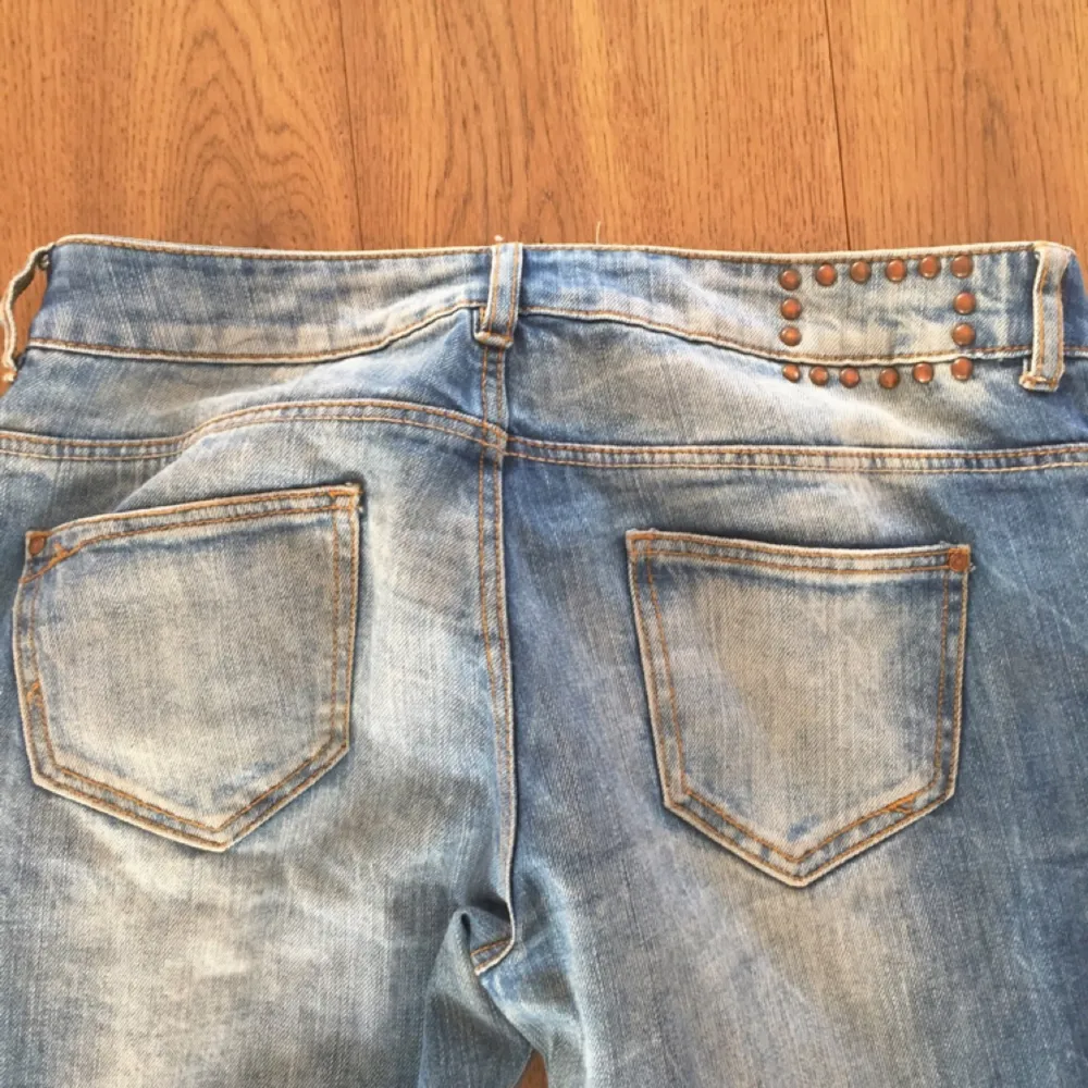 Slitna jeans i boyfriend modell från Zara i storlek 38. Möts gärna upp i Stockholm för leverering men kan även posta! Betalning via swish, kontant eller bankgiro.. Jeans & Byxor.