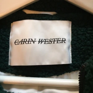  - Carin Wester "Reva" Pine Green. Inköpt på Carin Westers hemsida januari 2016, väldigt sparsamt använd. Storlek XS men är ganska oversized i modellen. Nypris 5000 kr.