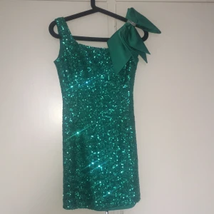  - En grön festklänning som är handsydd av en designer i Libanon använt bara 1 gång med push up inuti och jätte bra kvalité, tyget och plietternar irriterar dig inte när du har på dig den👗