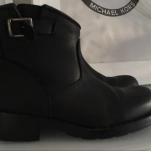  - Låga Johnny bulls i mycket fint skick. Använda fåtal gånger. St 38 