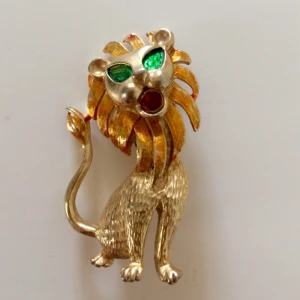  - Cool guldfärgad brosch i form av ett lejon. Ca 5 cm lång. Frakt tillkommer, har swish. 