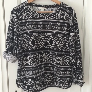  - Jacquardvävd tröja ifrån HM. Bra skick. Frakt tillkommer, har swish. 