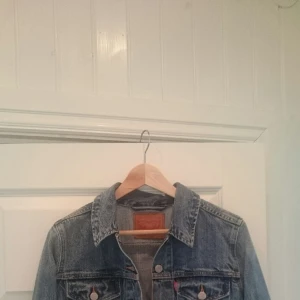  - Levis jeansjacka med fickor, endast provad.Inköpt sommaren 2015 på Levis.      - Köparen står för frakten -