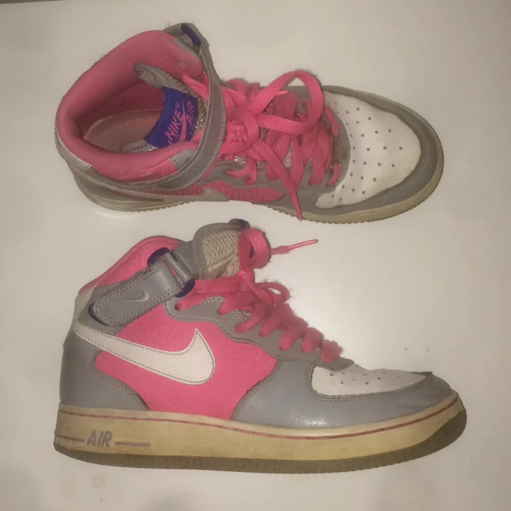 Nike Air force 1, använda men i bra skick, gråa och rosa detaljer, sportigt snygga och passar till nästan alla färger, otroligt sköna att gå i och springa i! . Skor.