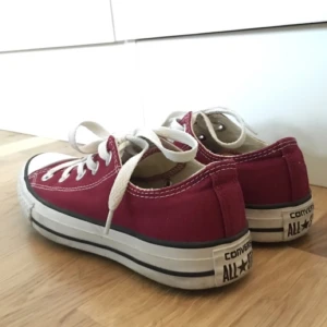  - Nya Converse som är använda 2 gånger i vinröd färg. Passar dig med storlek 36/37. Ser nästan helt nya ut! Fina och fräsha.