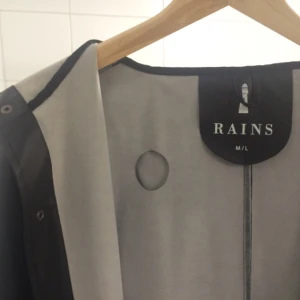  - Skalregnjacka köpt 2015. Vill säljas pga för stor. Är normal i strl och knälång. Svartfärg. Original pris 999 SEK 