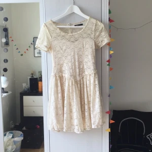  - En gräddvit klänning i lagom längd, över knäna. Sparsamt använd. Köpt på Ginatricot.
Genus påverkar inte användandet utav kläder ❤️