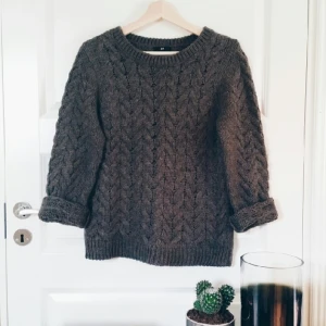  - Tjock tröja från H&M - Stickad flätor, mörk grå, passar S och M, aldrig använd