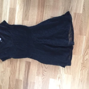  - Svart spetsklänning från hm 