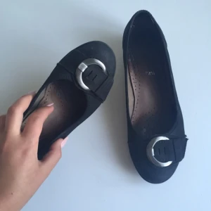  - Sköna, svarta ballerinaskor 