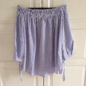  - Väldigt söt och bekväm blus som är off-shoulder. Nyligen köpt från Shein. Oanvänd och säljs pga fel storlek. Möts gärna upp och överlämnar, annars kan den fraktas mot ev kostnad.