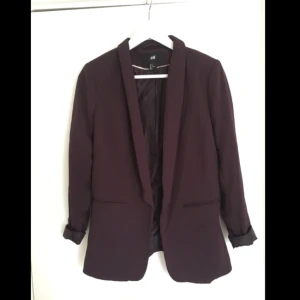  - Oanvänd kavaj/blazer  i fint material! 
Finns i Uppsala (och eventuellt Stockholm), kan mötas upp, men om via posten betalar köparen frakt 
