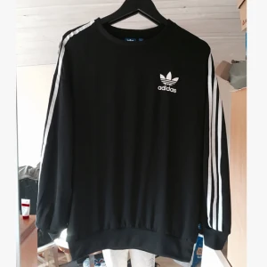  - Säljer min älsklings adidas som tidigare nämnt, har alldeles för mycket adidas kläder haha!
Nästan oanvänd, därför behöver den en ny ägare!

Ord pris. 600:-