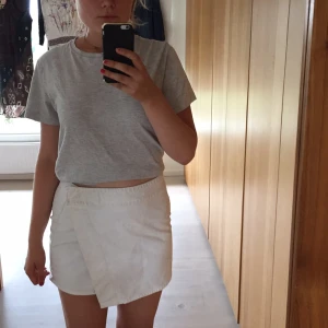  - Ball vit jeanskjol från Weekday. Du kan få T-shirten också för 30 extra.