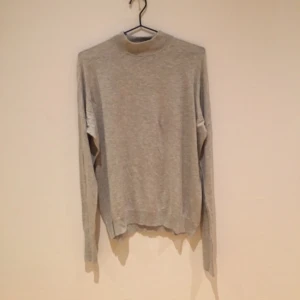  - Säljer en riktig favvis från ACNE. Slapp och härlig polo. Den är lite oversize i modellen men smal över axlarna så den faller väldigt fint på kroppen. 

Har använt den få gånger och väldigt sparsamt. Köpt förra året. 

Bor i Stockholm men kan också skicka. Priset är inte inklusive porto. ✨💅🏽