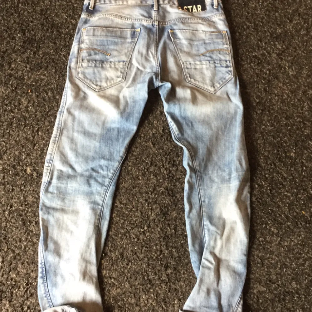 Ljusa jeans i baggy modell, vridna sömmar i benen. Snygg tvätt med slitningar o lite hål.
St: 26 
Nya, säljes pga fel storlek. Jeans & Byxor.