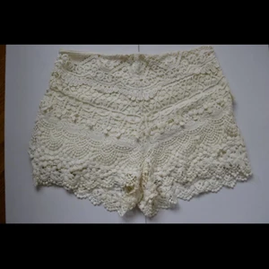  - Korta shorts i spets, hög midja. Från Urban Outfitters.