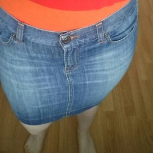  - Snygg jeanskjol från Gant! Använd några gånger, bra skick! Passar den som har 38-40 i strl. 88,8% bomull, 11,2% elastan. Med andra ord lite stretchig men håller formen riktigt bra, tyget är ganska tjockt, riktigt jeanstyg. Nypris: 1299kr 