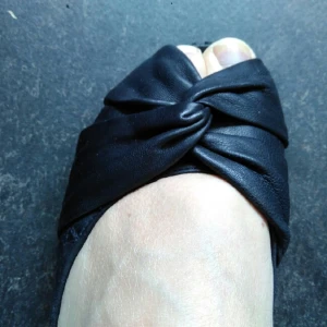  - Söta "rosettskor" med låg  klack. Har ett par år på nacken, något slitna på tån, se bild. Märke bronx.   Kan mötas upp i Stockholm, annars tillkommer frakt. 