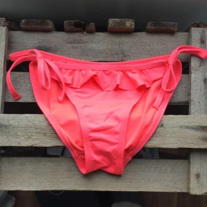  - Söt bikininederdel med volanger Aldrig använd 