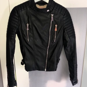 Chiquelle  - Säljer min fina chiquelle jacka i strl 36, varsamt använd 