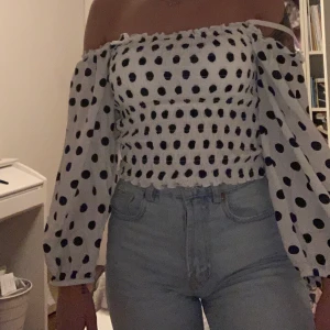 Offshoulder topp från bikbok storlek S.  - Gullig topp från bikbok storlek s. 