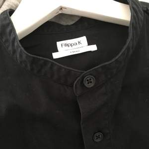 Filippa K xs svart skjorta grandad collar