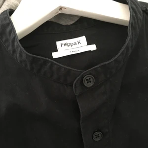 Filippa K xs svart skjorta grandad collar - Filippa K xs svart skjorta grandad collar