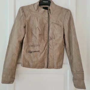 Vero Moda - Säljer min fina skinnjacka i beige skinn (ej äkta) då den inte kommit till användning. Kan användas inne som utomhus. Strl M. Kan mötas/skickas. Köparen står för frakten