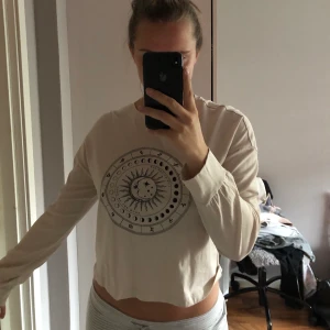 tröja - beige tröja från gina storlek s, aldrig använd.