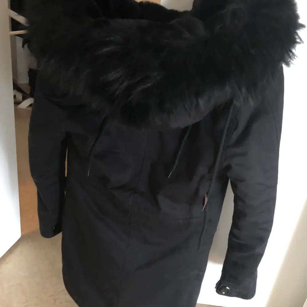 Säljer min svarta parkas jacka ifrån born in Stockholm, använd en vinter. Nypris: 4 399kr. Jackor.
