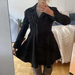 Figursydd kappa  - Figursydd kappa med skaterkjol, fickor, dragkedja och fin krage. Värnade och supersnygg med en klassisk look och markerad midja. Kan mötas eller så står köpare för frakten. 