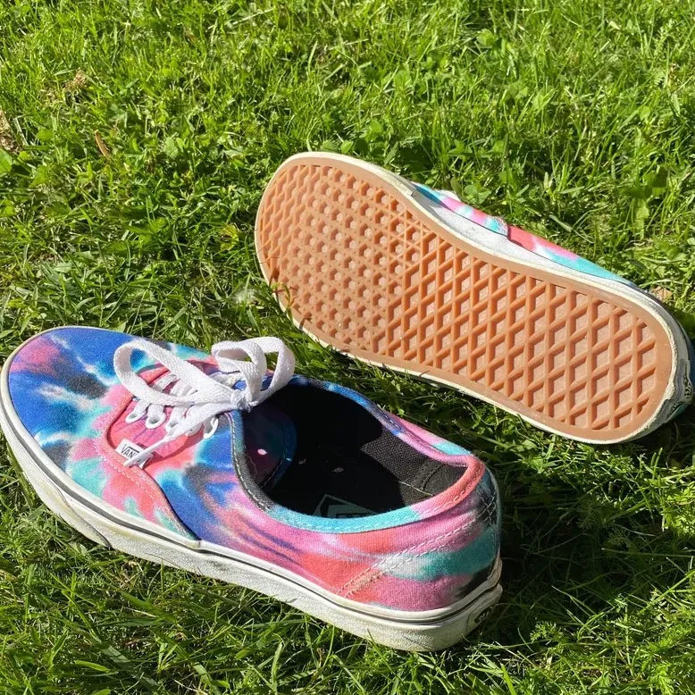 Skit coola vans med tie dye!! Knappt använda. Storlek 38.5. 💕💕 150 kr plus frakt. . Skor.