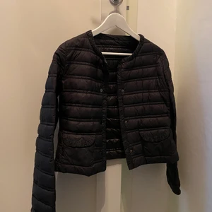 Jacka - En lite tunnare och croppad svart jacka 🖤 Såå snygg men kommer tyvärr inte till användning längre 