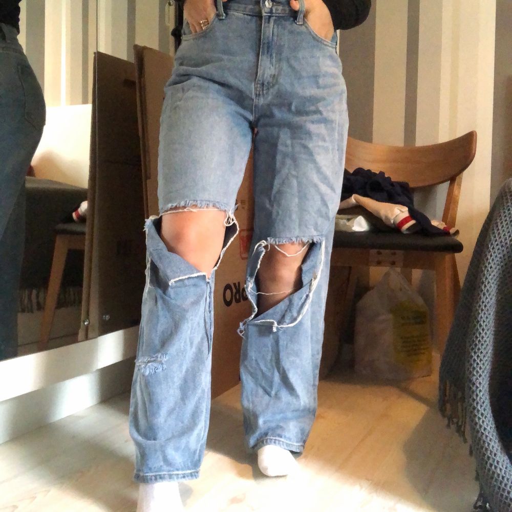 Pretty little thing jeans med hål i storlek 34 (EU) | Plick