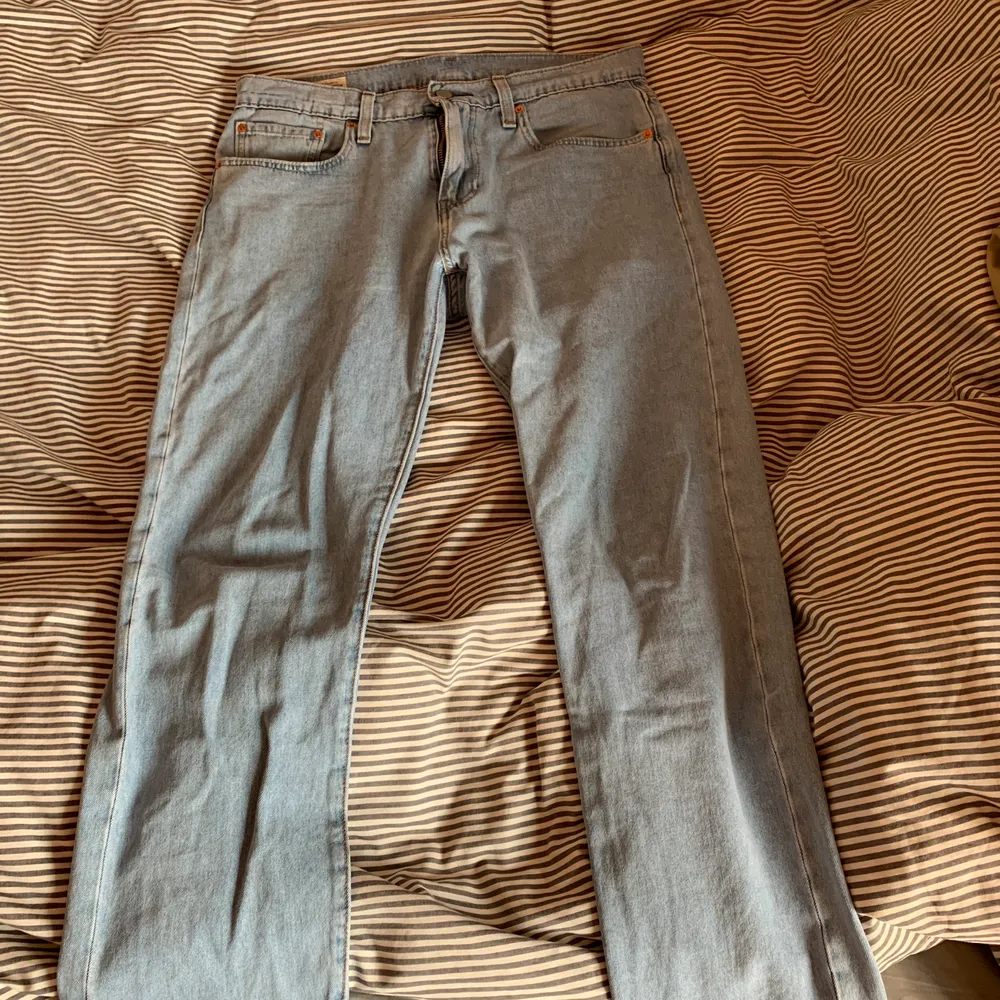 ett par levis 502 jeans som aldrig kommit till användning. storlek 32/32. nypris 999kr mitt pris 399kr. Jeans & Byxor.