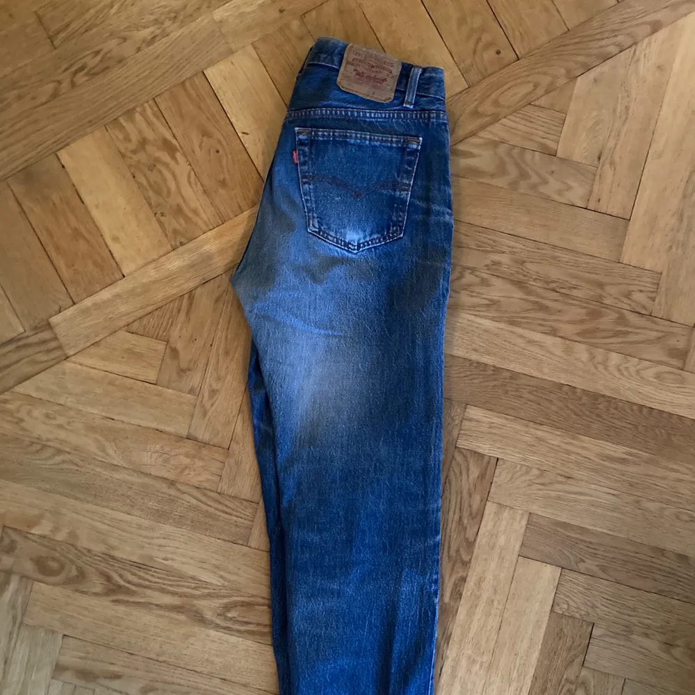 Snygga raka levis jeans köpta second hand. Det är herrstorlek W 34 L 32 men passar även på mindra storlekar med skärp. . Jeans & Byxor.