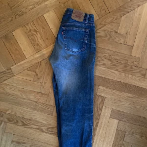 Levis jeans - Snygga raka levis jeans köpta second hand. Det är herrstorlek W 34 L 32 men passar även på mindra storlekar med skärp. 