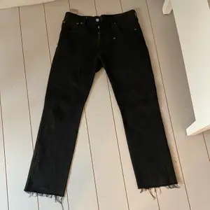 Ett par jätte fina svarta Levis 501. Jeansen är i superbra skick. Jeansen är w29 och L32 men jag har klipp av de längst ner så skulle säga att de snarare är L30, köpare står för frakten! 🥰💖