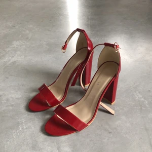 Röda klackskor - Köpta på zalando men vet inte märket , andvända 10-15 gånger men bra kvalitet på dem 