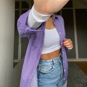 Lila vintage skjorta - Lila skjorta med finurliga knappar! Ett unikt plagg köpt second hand. Passar till mycket och gör det där lilla extra för en outfit. Passar flera storlekar då den är oversized! Köparen står för frakt💜