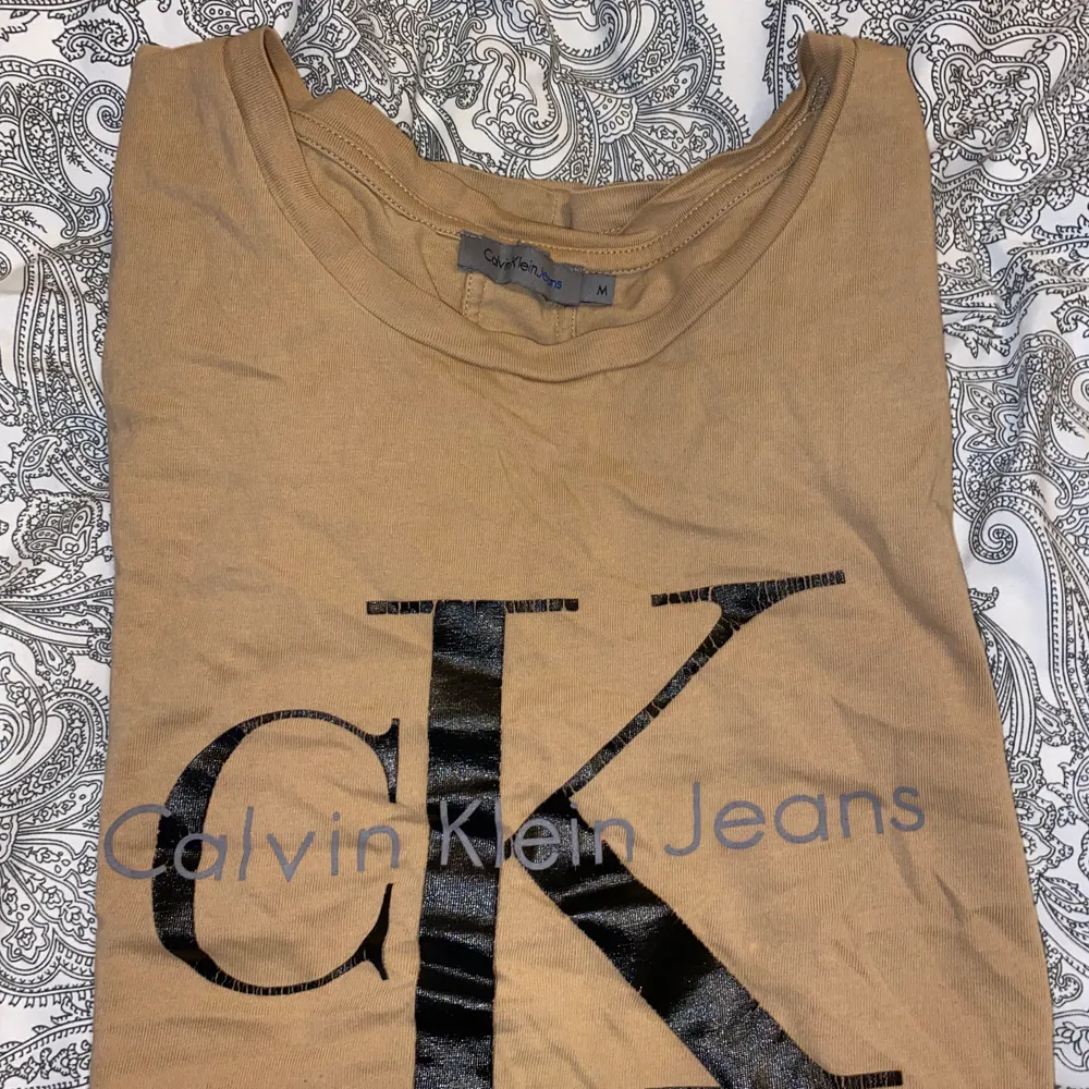 Snygg Calvin Klein t-shirt storlek M. T-shirts.