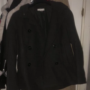 Jacka - Säljer denna super fina jackan som jag endast haft på mig 1 gång. Jackan är i ett superfint skick och väldigt bekväm. Pris kan diskuteras vid snabb affär. Kan mötas upp elr frakta-köparen står för frakten!!! 