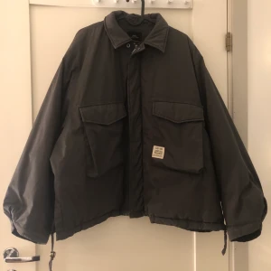 Vinter jacka - BUDGIVNINGEN priset ligger just nu på 250 men jag tre på jackan så har budgivningen så att det blir fair:) Storlek M  ifrån Urban outfitters. Köptes för ungefär 1500kr tar swish och kontant 